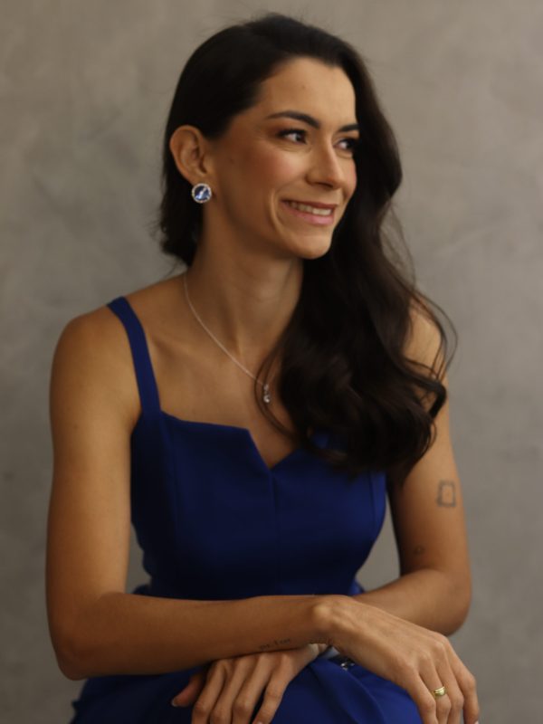 betania sorrindo roupa azul